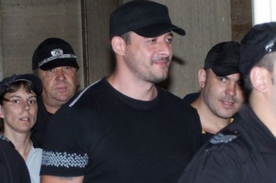 Четирима маскирани и въоръжени мъже са нападнали известния наркобос Росен
