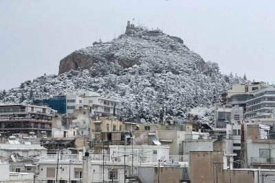 Снегът изненада и обърка трафика в южните ни съседки Гърция и