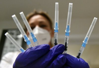 Компанията Модерна планира скоро да тества собствена ваксина срещу Омикрон