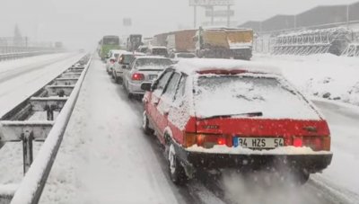 Снегът блокира Турция, гърците тракат зъби на -17 (ВИДЕА)