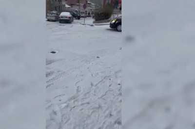 Улиците в Царево се превърнаха в ледена пързалка заради снеговалеж съобщава