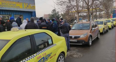 Таксиметрови шофьори протестират в Добрич, не искат да вдигат цените