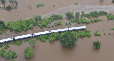 Заради наводнения евакуираха 700 души от влак
