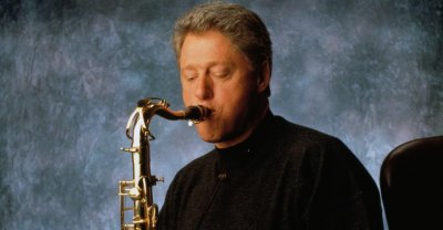 Милионер подари на Клинтън собствения му саксофон