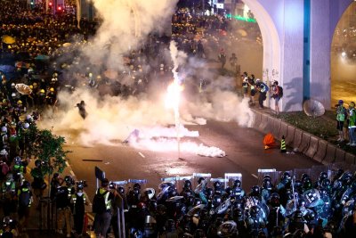 В Хонконг напрежението и битките не спират