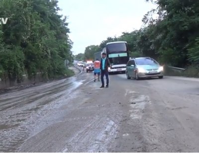 Кално свлачище блокира пътя към Гърция 