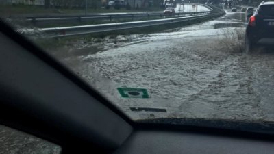 Бул. "Васил Левски" във Варна заприлича на водопад 