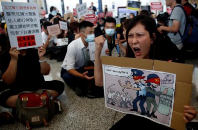 Демонстранти окупираха летището в Хонконг