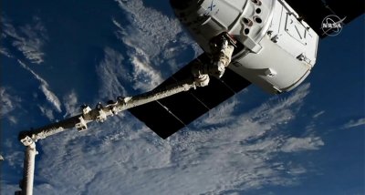 "Драгън" се скачи с Международната космическа станция