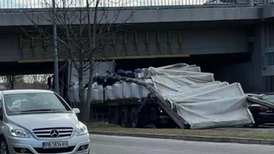 Камион се вряза в моста до Университета по хранителни технологии