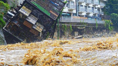 Поне 11 души са загинали при тежко наводнение в столицата