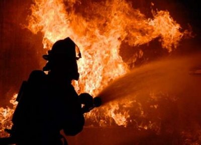 Голям пожар бушува в бургаския ж к Лазур Огнеборците гасят пламъците
