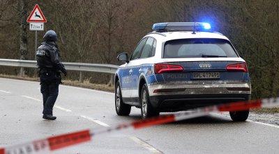 Двама германски полицаи бяха застреляни днес след като спряха автомобил