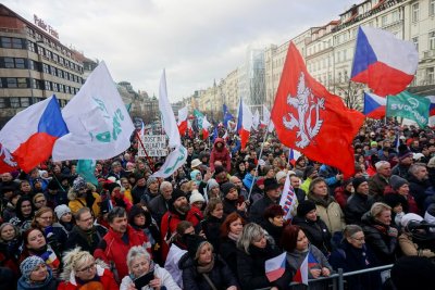 Чехите се вдигнаха на многохиляден протест срещу антиковидните мерки на правителството