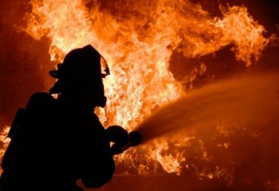 Пожар бушува в жилищна сграда в Казанлък