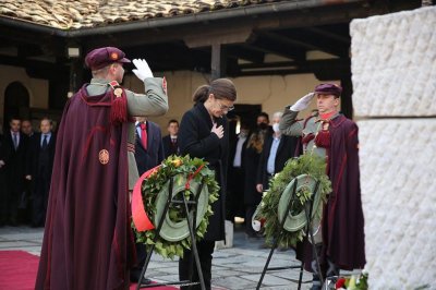 Министърът на външните работи Теодора Генчовска положи венец пред гроба на Гоце