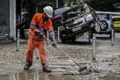 Близо две дузини хора загинаха при свлачища и наводнения в Сао Пауло