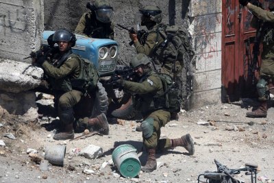 Израелските военни са убили трима въоръжени палестинци във вторник в