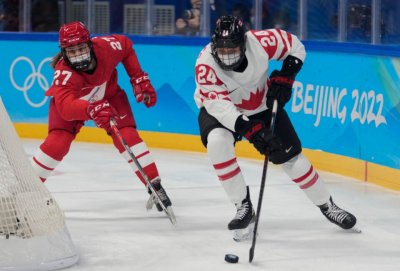 Фарс! Канадки и рускини играха хокей на лед с маски! 