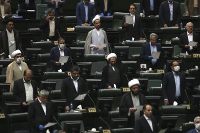COVID-19 разболя десетки ирански депутати