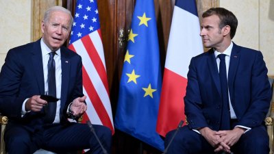 Президентът на САЩ Джо Байдън разговаря с френския си колега