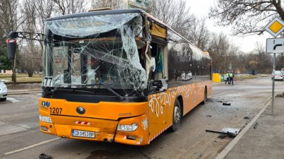 Автобус, камион и кола се удариха в София