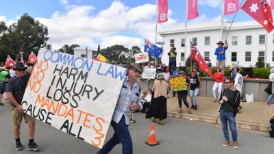 Група демонстранти против ваксинациите и привърженици на конспиративните теории блокираха австралийската столица