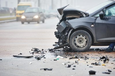19 годишен шофьор зад волана на БМВ удари три паркирани коли