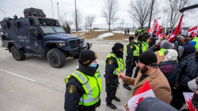 Канадската полиция направи първи арест на демонстрант блокиращ ключов мост