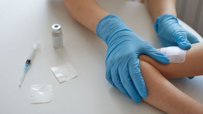 АБСУРДИ: Родители забраниха на детето им да се прелива кръв от ваксинирани