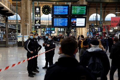 Френски полицаи застреляха мъж който ги нападна с нож на парижката Северна
