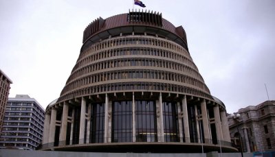 Парламентът на Нова Зеландия почти единодушно прие закон който забранява