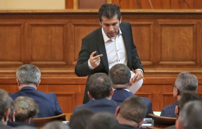 Премиерът Кирил Петков и депутатът от ДПС Делян Пеевски размениха