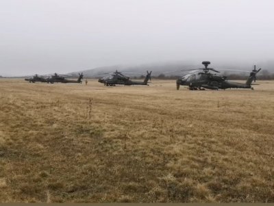 Няколко вертолета Блекхоук и още 4 Aпачи на щатската армия