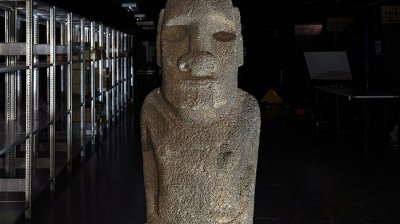 Огромна статуя Моаи потегли към Великденския остров