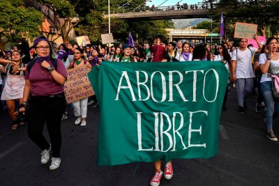 Колумбия декриминализира абортите до 24 седмица от бременността съобщава Би