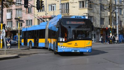Инцидент в София с кола на градския транспорт след като