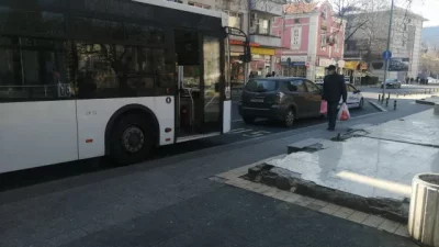 Градски рейс се наниза в кола в Пловдив