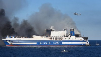 Бедствие на пълен с пътници и автомобили кораб край гръцкия