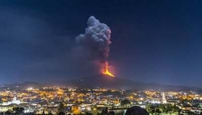 След кратко затишие вулканът Етна отново изригна От кратера изтече лава