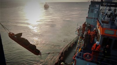Гръцки медии съобщават че откритите човешки останки на кораба горял в