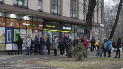 Руснаците в Москва и други градове бързат да изтеглят пари