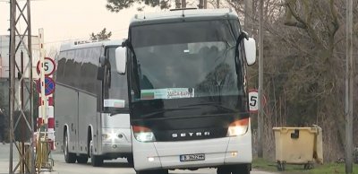 Три автобуса с около 100 български граждани евакуиращи се от