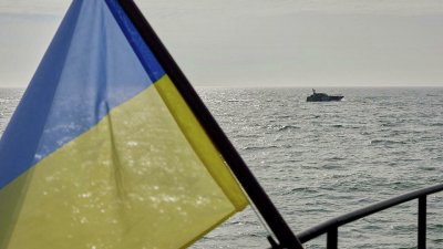 Два руски търговски товарни кораба са поразени от украински ракетен