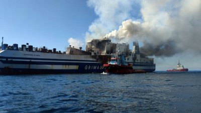 Намериха тяло на мъж в изгорелия ферибот Пожарникарите в Гърция обявиха