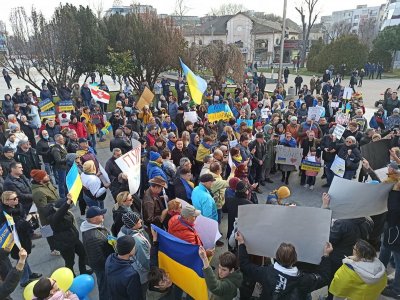 Стотици украинци и руснаци се събраха заедно на протестен антивоенен