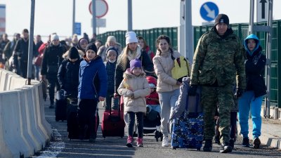 Украинци от различни райони на страната продължават да напускат градовете
