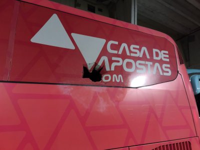 Кошмар! Кръв оплиска автобуса на бразилски отбор (СНИМКИ)