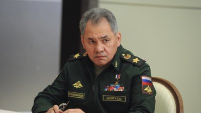Руският министър на отбраната Сергей Шойгу разговаря по телефона с