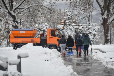 В София във връзка с валежите от сняг са извършвани